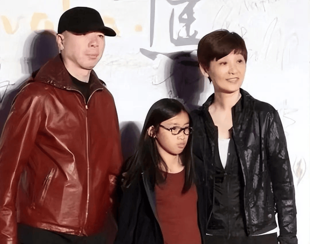 瓜：妻子徐帆收养的女儿朵朵竟是他的九游会登录j9入口冯小刚导演爆大(图13)